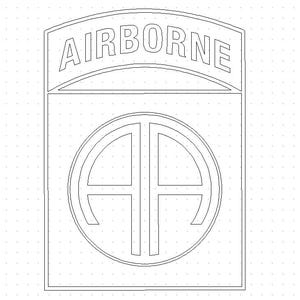 Puede incluir: Gráfico en blanco y negro de la palabra "AIRBORNE" sobre un emblema rectangular. Debajo de la palabra hay un diseño circular con las letras "AA" en su interior. El diseño es un emblema militar.