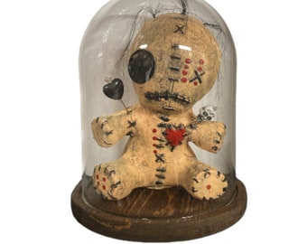 Psycho-Voodoo-Puppe in einer Glasglocke, Kuriositätensammlung