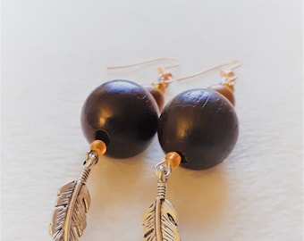 Boucles d'oreille perles en bois et plume