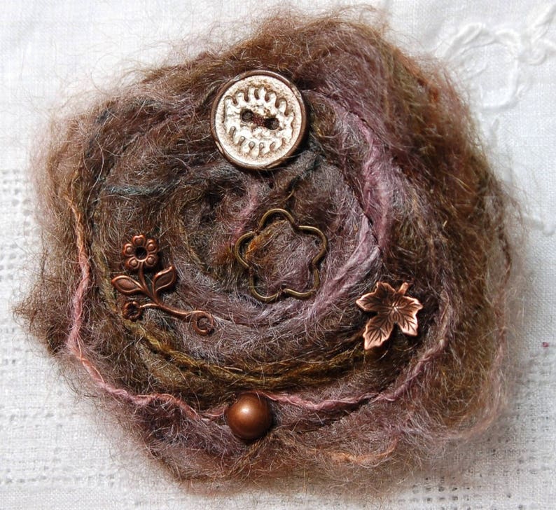 Broche en mohair tons de marron fleur image 1