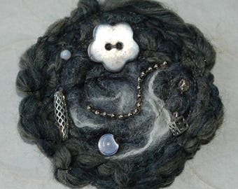 Gray wool "flower brooch, chain and beads"