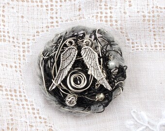 Broche en fil de fer et tour mohair "ailes"