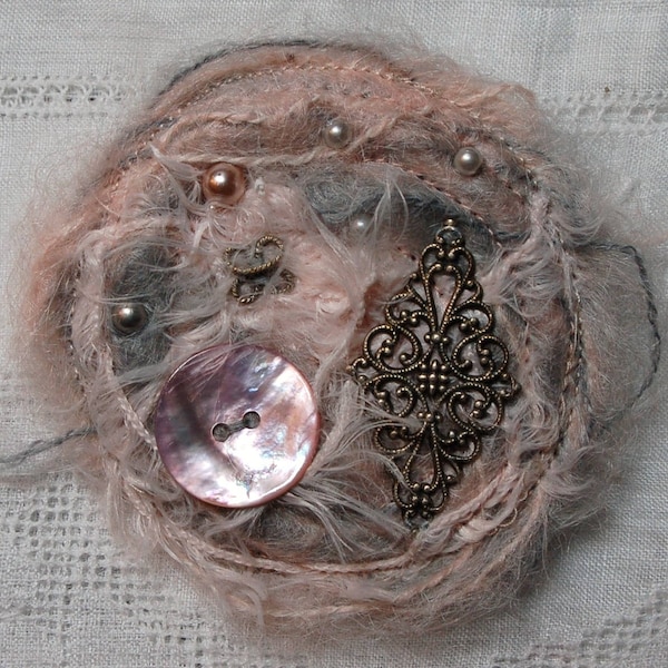 Broche en mohair rose et grise