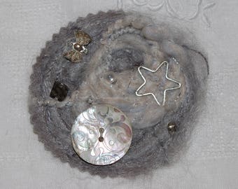 Broche mohair dégradé de gris avec bouton en nacre, étoile et noeud