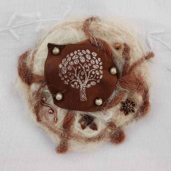 Broche mohair marron et écrue avec pièce en cuir arbre peint