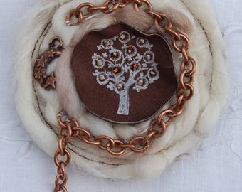 Broche laine et cuir avec arbre peint et brodé et grosses chaine