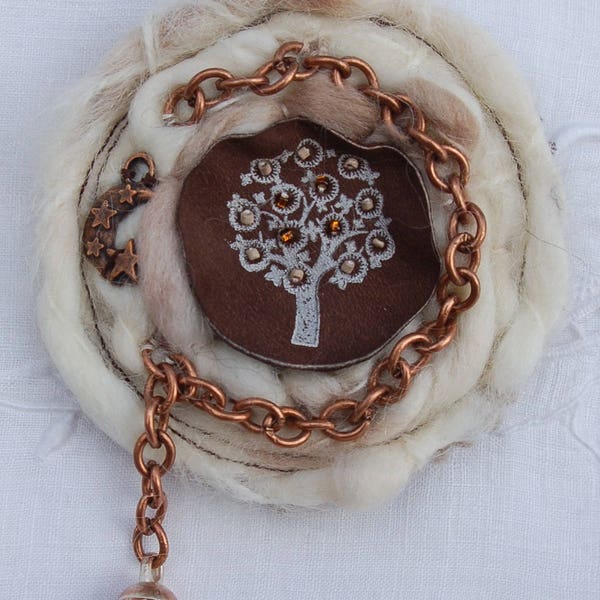 Broche laine et cuir avec arbre peint et brodé et grosses chaine