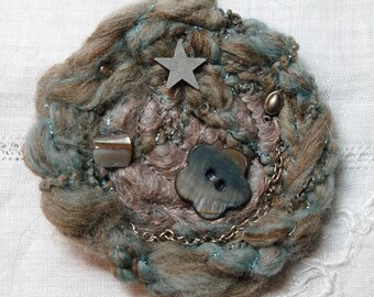 Broche laine taupe et vert d'eau "fleur"