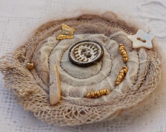 Broche mohair beige et taupe avec bouton, étoile et papillon