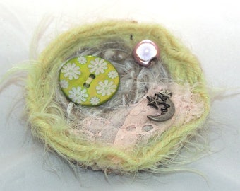 Broche mohair rose pâle et vert anis