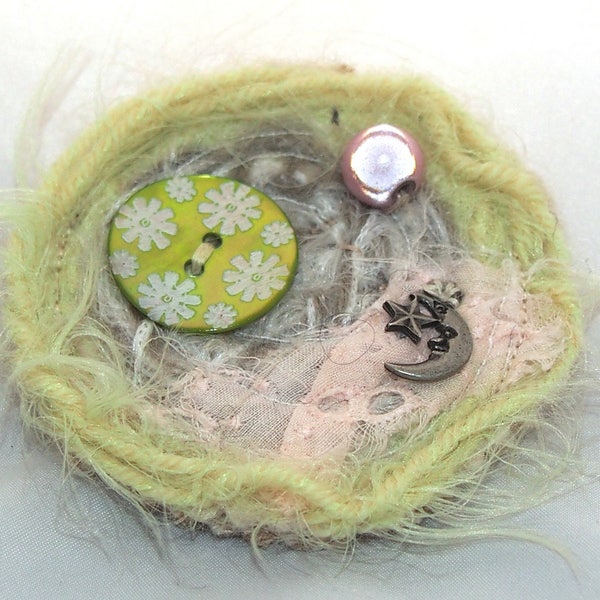 Broche mohair rose pâle et vert anis