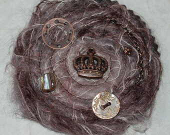 Broche mohair "couronne" marron