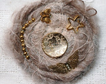 Broche mohair taupe et écru "ailes"