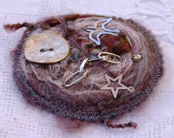 Brooch mohair in shades of gray and purple "chain"