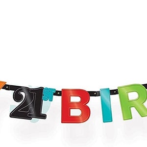 Könnte beinhalten: Ein farbenfrohes Happy 21st Birthday Banner mit schwarzem Band. Die Buchstaben sind in verschiedenen Farben, darunter Rot, Orange, Gelb, Grün, Blau, Lila und Schwarz.