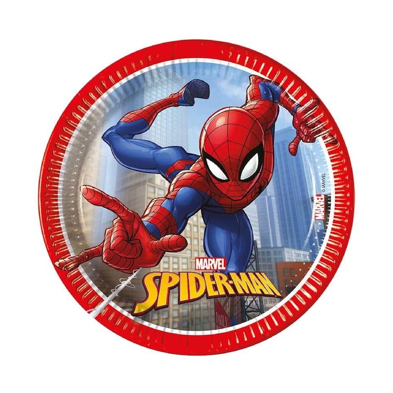 Puede incluir: Plato de papel redondo con Spider-Man en una pose din&aacute;mica contra un fondo de paisaje urbano. El plato tiene un borde rojo con un dise&ntilde;o texturizado blanco y gris. El logotipo de Spider-Man es visible.