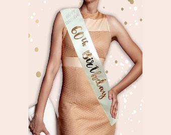 Faixa de Feliz Aniversário de 60 Anos | Faixa de Aniversário de 60 Anos em Creme e Ouro Rosa | Acessório para Festa | Aniversário de 60 Anos Elegante | Adereços para Fotos