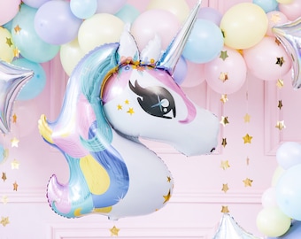 Grande palloncino a forma di unicorno in lamina metallica per uno sfondo magico per le foto di compleanno.