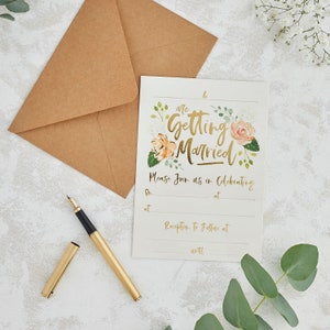 Inviti di 25 giorni e buste Kraft, inviti di nozze floreali rustici, biglietti d'invito per matrimoni serali floreali dorati, buste Kraft
