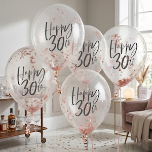 Puede incluir: Cinco globos transparentes llenos de confeti oro rosa, cada uno con la inscripci&oacute;n "Happy 30th" en negro. Los globos est&aacute;n atados con cintas oro rosa, ideales para una fiesta de 30 cumplea&ntilde;os. Decoraci&oacute;n festiva.