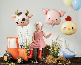 Ballonnen als vriend van het boerenerf met een grote staande tractor, magisch verjaardagsfeestje op het boerenerf