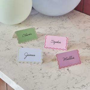 Pacote com 8 marcadores de lugar com borda ondulada | Cartões de nome para mesa de casamento | Cartões para assentos de festa | Decoração de mesa colorida | Etiquetas de nome elegantes