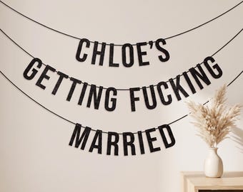 Banner met gepersonaliseerde naam "Getting Fucking Married", zwarte glitter vrijgezellenfeest slinger