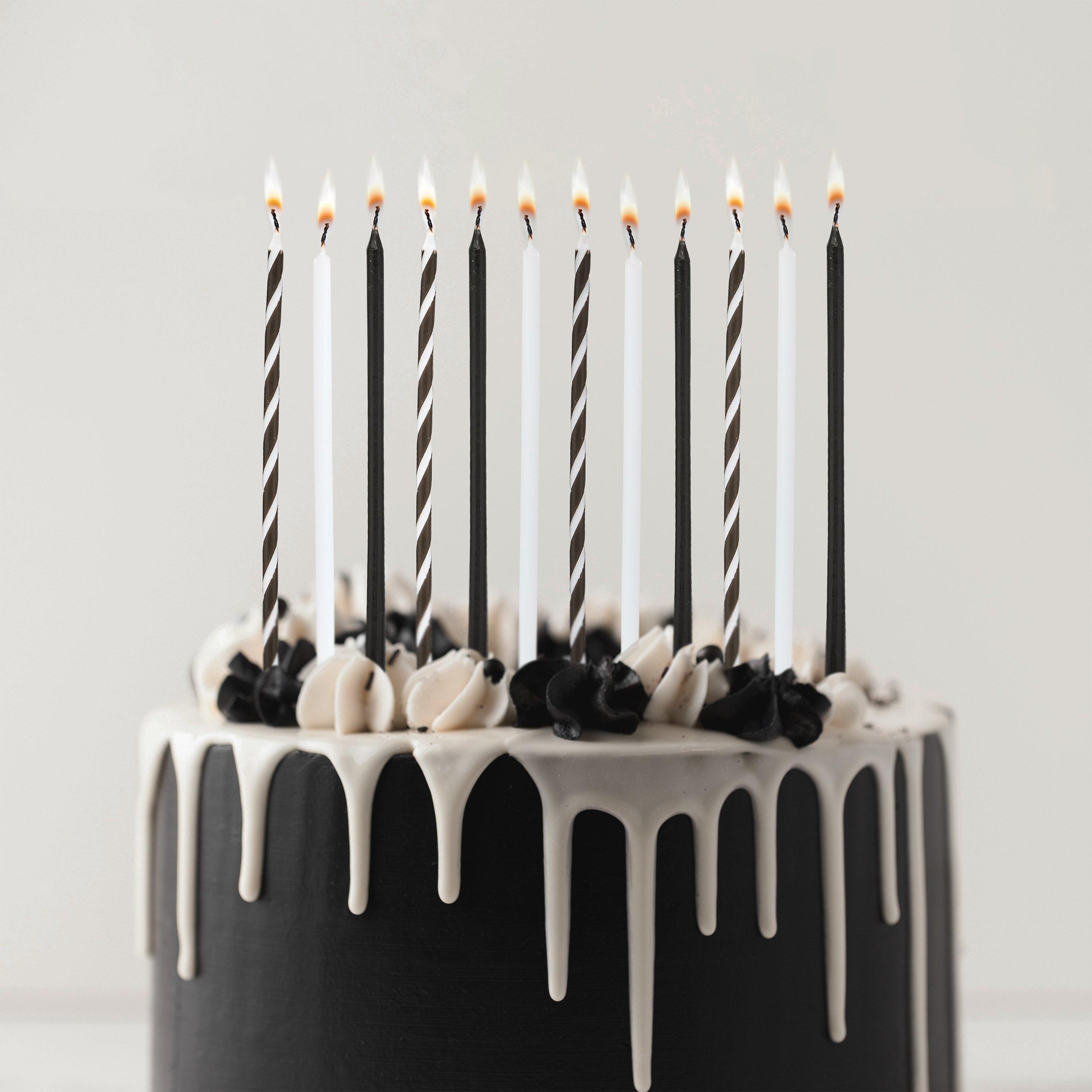 Un Disegno In Bianco E Nero Di Una Torta Di Compleanno Con Candele Su Di Essa 788759 2505