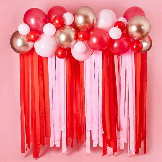 Palloncini di San Valentino e sfondo streamer, rosso, oro, ghirlanda di  palloncini rosa con stelle filanti, decorazioni di San Valentino -   Italia