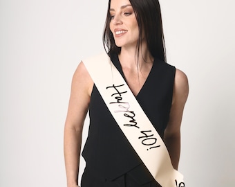 Faja elegante para 40 cumpleaños: papel crema, estampado negro y cinta de terciopelo.