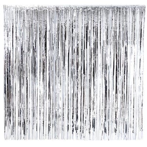 Peut inclure: Rideau de fond en paillettes argentées pour les fêtes et les événements. Le rideau est composé de nombreuses fines bandes de papier d'aluminium argenté qui pendent d'une barre horizontale.
