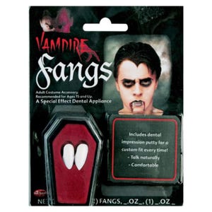 Könnte beinhalten: Eine Packung Vampirzähne, ein Spezialeffekt-Zahnapparat. Die Verpackung zeigt einen Sargförmigen Behälter mit weißen Zähnen und eine Person mit Vampir-Make-up. Der Text lautet "VAMPIRE Fangs".