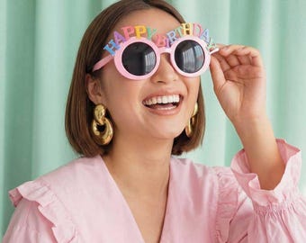 Roze Happy Birthday zonnebril, ronde feestbril met een grappig thema