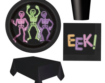 Könnte beinhalten: Schwarz-weiße Halloween-Partyartikel mit einer neon-grünen, pinkfarbenen und orangen "EEK!"-Serviette, schwarzen Tellern mit Neon-Skeletten und einer schwarzen Tischdecke.