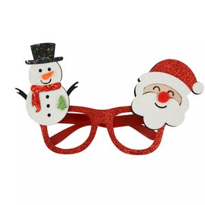 Puede incluir: Gafas navideñas rojas brillantes con un muñeco de nieve y Papá Noel. El muñeco de nieve tiene un sombrero de copa negro, una bufanda roja y un árbol verde. Papá Noel tiene un gorro rojo y una nariz rosada. Accesorio festivo.