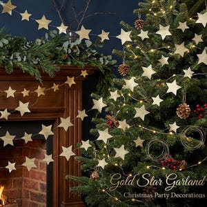 Op de afbeelding: Gouden sterren slinger kerstfeestversieringen. De afbeelding toont een kerstboom versierd met gouden sterren slingers en lichtjes. De slinger is over de boom en een open haard gedrapeerd. De tekst "Gold Star Garland" en "Christmas Party Decorations" is zichtbaar.