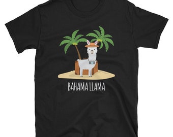 Puede incluir: Camiseta negra con una llama blanca que lleva un sombrero y una maleta. La llama está de pie en una pequeña isla con palmeras. El texto "Bahama Llama" está impreso debajo de la llama.