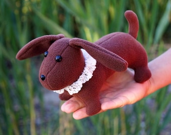 Perro de peluche marrón hecho a mano: cachorro de peluche suave con collar de encaje