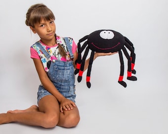 Aranha de pelúcia de Halloween feita à mão – bicho de pelúcia preto com sorriso vermelho