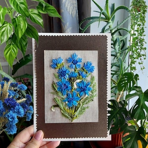 Biglietto di auguri di compleanno con fiordalisi, ricamo con nastro di seta floreale, cartolina fatta a mano, regalo per fidanzata, sorella, genitori, insegnante, nonna