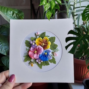 Carte de voeux d'anniversaire Pensées Broderie faite main. Ruban brodé de fleurs. Cadeau carte postale double pour parents, amis, enseignants