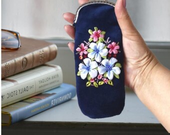 Embroidered Velvet Glasses Case: Vintage Kiss Lock Sunglass Holder