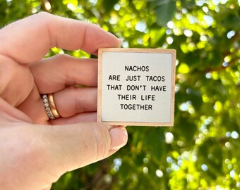 Peut inclure: Une pancarte en bois avec le texte "Les nachos sont juste des tacos qui n'ont pas leur vie ensemble".