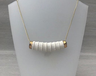 Collar de porcelana, collar con cadena chapada en oro, arte ponible hecho a mano, regalo de porcelana hecho a mano