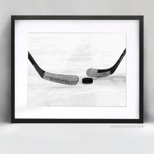 Decorazione per la casa con bastone da hockey su ghiaccio e disco da hockey, arte stampabile in bianco e nero, regalo da parete per giocatore di hockey e allenatore, poster cool per ragazzi adolescenti
