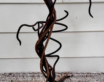 Ljusstake i metallskulptur av ekologiskt trä