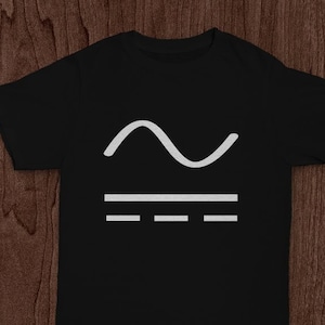 以下が含まれることがあります： 白いサイン波と3本の水平線を白で描いた黒いTシャツ