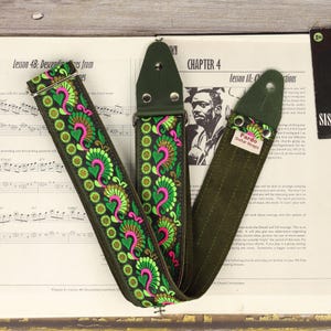 Green Groovy Jacquard Guitar Strap: Vintage Style, Personalized Options