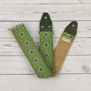Hippie guitar strap green