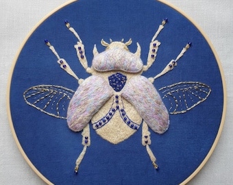 Decorazione murale ricamata a forma di scarabeo. Un regalo perfetto per gli amanti degli scarabei, gli appassionati di insetti, gli entomologi e gli appassionati della natura.